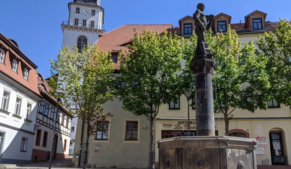 Restaurierung Marktbrunnen - &quot;Nackscher Mann&quot; im neuen Glanz